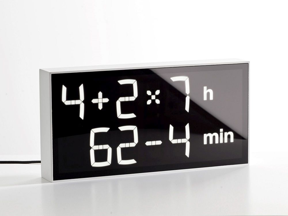 Weiße Albert Clock LED Digitaluhr zeigt die Uhrzeit mit Rechenaufgaben auf schwarzem Display.